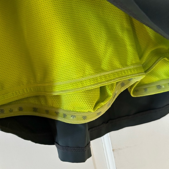 Athleta gray slightly flared skort with built in shorts… Hidden back pocket.. XL - Picture 9 of 14